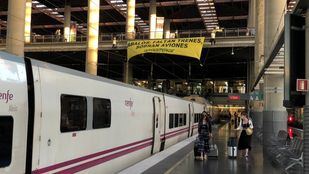 Greenpeace despliega en Atocha una pancarta: 'Ábalos: faltan trenes, sobran aviones'