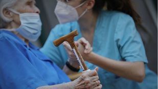 El Gobierno convoca el lunes a las CC.AA para tratar los brotes en residencias de mayores