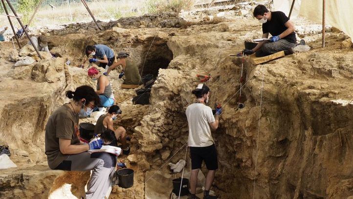 Especialistas profundizan en la economía del Homo neanderthalensis en Pinilla del Valle
