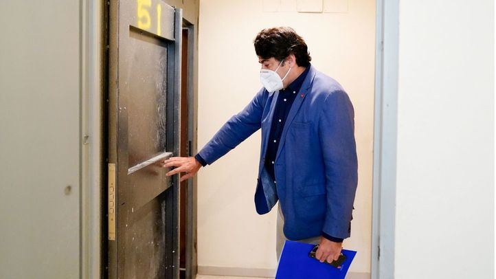 El consejero de Vivienda y Administración Local de la Comunidad de Madrid, David Pérez, visita una vivienda con medidas para que no sea Ocupada
