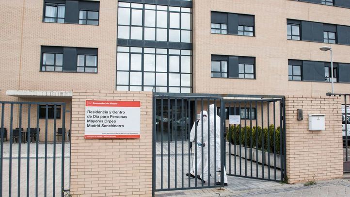 Militares de la UME totalmente protegidos se disponen a entrar por la puerta de la Residencia y Centro de Día ORPEA Madrid Sanchinarro
