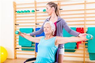 Seis ejercicios para ejercitar el tronco superior en una silla de ruedas