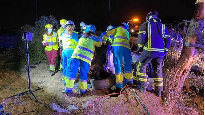 El coche donde viajaban los tres fallecidos se ha salido de la vía, chocando contra un árbol y una farola