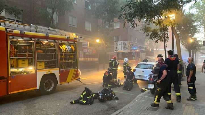 Cuatro agentes de la Policía tuvieron que ser atendidos por inhalación de humo