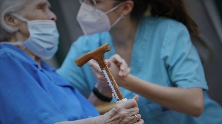 Una trabajadora de la Residencia de Mayores Pablo Neruda habla con una residente del centro.