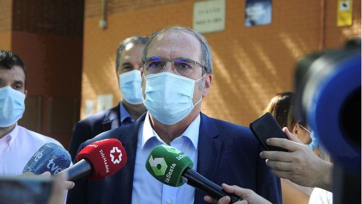 Angel Gabilondo, portavoz del PSOE, en una visita al CEIP Parque Lisboa de Alcorcón