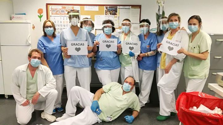 Sanitarios haciendo uso de las pantallas protectoras fabricadas por 3D Sierra Madrid.