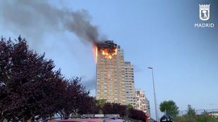 Arden los pisos superiores de una torre del barrio de Hortaleza