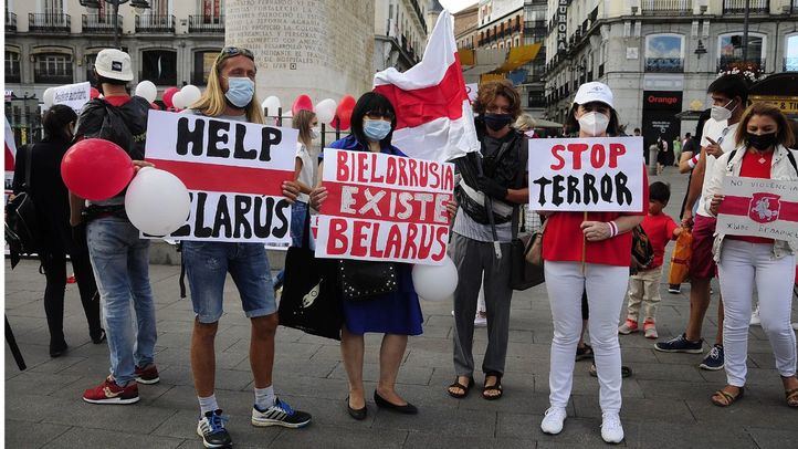 Ciudadanos bielorrusos se manifiestan en la Puerta del Sol