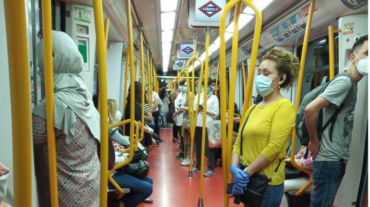 Viajeros del Metro de Madrid, en una foto de archivo