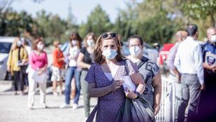 "Despropósito", "postureo" y "caos" son las respuestas a las aglomeraciones en las PCR a docentes