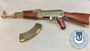 Denunciado un hombre a quien se le cayó un fusil de asalto simulado en el centro de Madrid