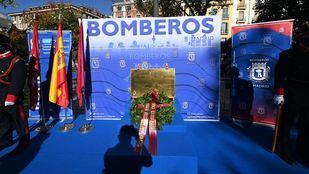 La Covid no impide celebrar el homenaje anual a los bomberos fallecidos en los Almacenes Arias