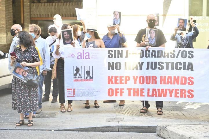 Concentración de abogados ante la Embajada turca