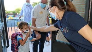 Un atípico regreso al cole con mascarillas de superhéroes y alfombras mágicas