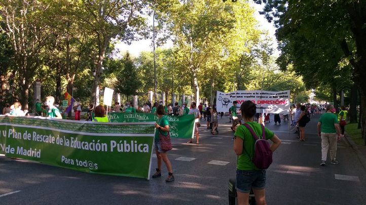Decenas de personas se manifiestan por una vuelta a las aulas segura en Madrid