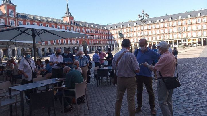 Los coleccionistas de sellos de la Plaza Mayor se adaptan a las restricciones