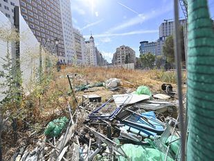 La obra inacabada de Plaza de España, convertida en un vertedero por los "incívicos"