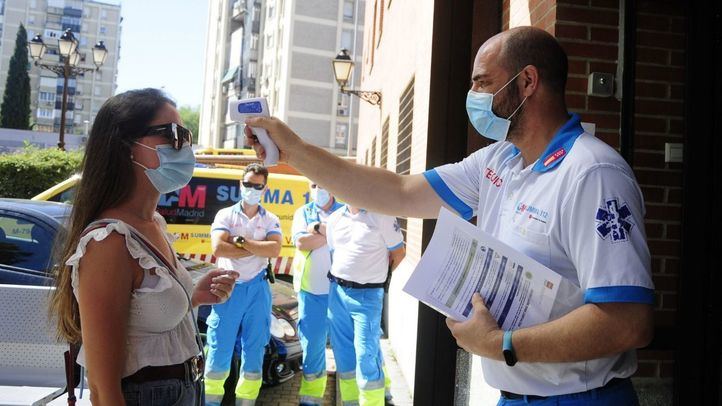 Toma de temperatura en el acceso a pruebas PCR aleatorias