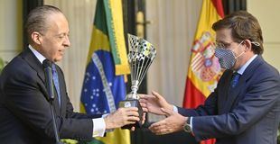 Almeida es distinguido con el galardón Fervor do Brasil por su "capacidad de diálogo"