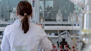 Jarro de agua fría con la vacuna de la Covid-19: el ensayo de AstraZeneca queda congelado