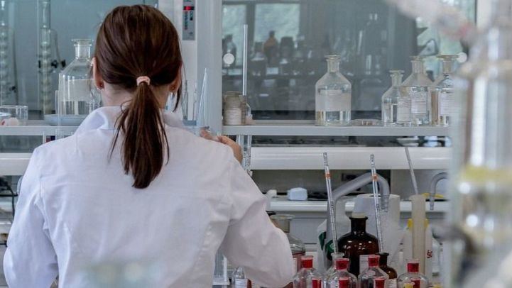 Jarro de agua fría con la vacuna de la Covid-19: el ensayo de AstraZeneca queda congelado