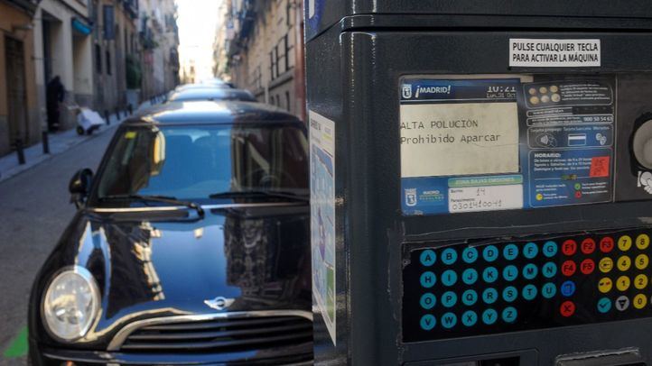 Parquímetros con el aviso de prohibido aparcar por alta contaminación del SER (servicio de estacionamiento regulado).