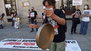 Cacerolada de los comerciantes del Rastro para pedir la reapertura del mercado