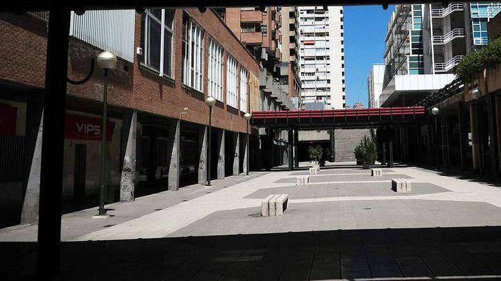 Bajos de Azca, patios entre edificios con los túneles de discotecas a la izquierda y edificios de oficinas