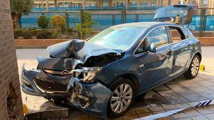 Herida grave tras empotrar su coche contra un pilar en Hortaleza