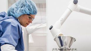 AstraZeneca asegura que su vacuna podría estar disponible pese a todo a finales de año