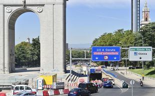 Obras en el paso inferior del Arco de la Victoria, deteriorado por humedades