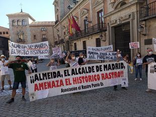 La Comunidad considera una 'opción razonable' la propuesta de los comerciantes del Rastro