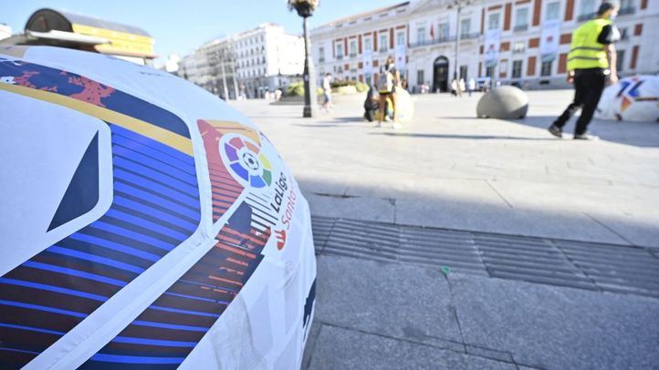 Los bolardos de Sol, balones de fútbol para promocionar la vuelta de La Liga