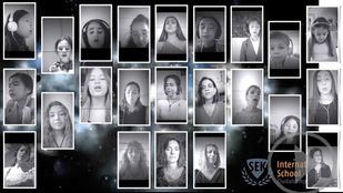 Alumnos, profesores y padres del SEK de Madrid cantan por la vuelta al cole