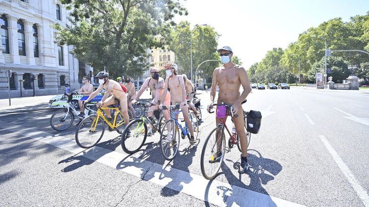 Los ciclistas, desnudos para protestar por la contaminación, el tráfico y los accidentes