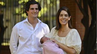 Los duques de Huéscar abandonan el hospital tras nacer Rosario