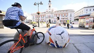 El Ayuntamiento retira los balones de LaLiga que cubrían bolardos en Sol para evitar lesiones