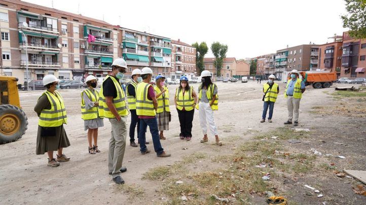 La vicealcaldesa, Begoña Villacís, y el delegado de Desarrollo Urbano, Mariano Fuentes, visitan la rehabilitación del solar en la calle Amadeo Fernández para construir una plaza arbolada.