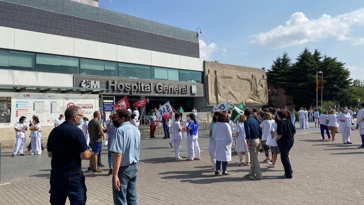 Concentración de sanitarios a las puertas del Hospital de la Paz