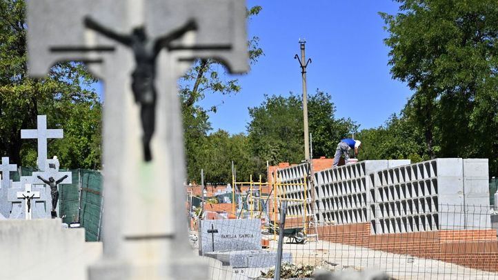 Construcción de nuevos nichos y columbarios en el cementerio de la Almudena, gestionado por la Funeraria Municipal.