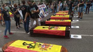 Policías y guardias civiles protestan en el Congreso por el pésame de Sánchez a un etarra