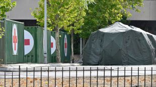 El Gómez Ulla despliega un hospital de campaña en su aparcamiento