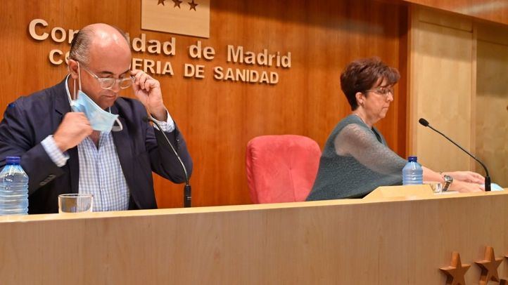 El viceconsejero de Sanidad, Antonio Zapatero, y la directora de Salud Pública de la Comunidad de Madrid, Elena Andradas