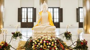 Dos toneladas de peso y en jade blanco birmano: la réplica del Buda de Carmena viaja a Cáceres