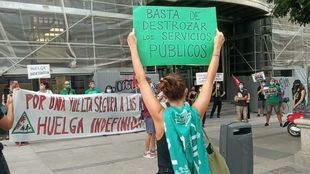 Miembros de CNT-AIT se concentran frente a la Concejalía de Educación por una vuelta segura a las aulas