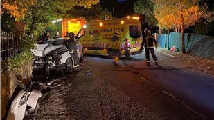 Cuatro heridos tras un choque frontal de un turismo contra un muro en Collado Villaba