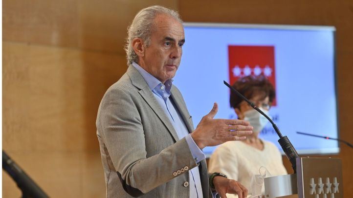 El consejero de Sanidad, Enrique Ruiz Escudero, en rueda de prensa