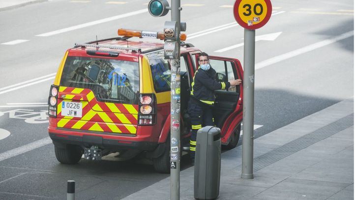 Un incendio en una tienda de Carabanchel obliga a desalojar dos edificios