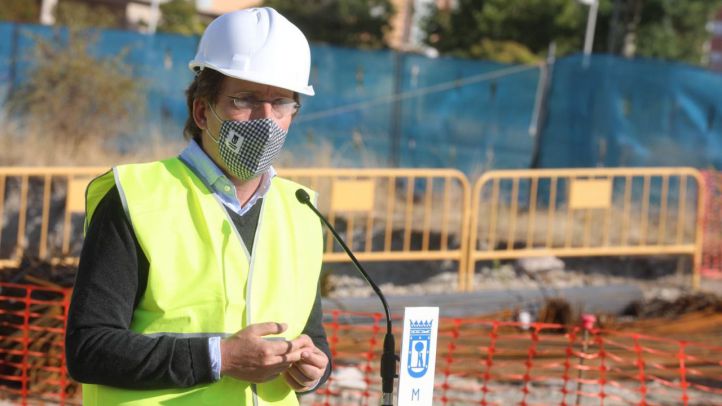 El alcalde de Madrid, José Luis Martínez-Almeida, visita las obras de los nuevos centros de día de alzhéimer y de servicios sociales que el Ayuntamiento está construyendo en el Ensanche de Vallecas.